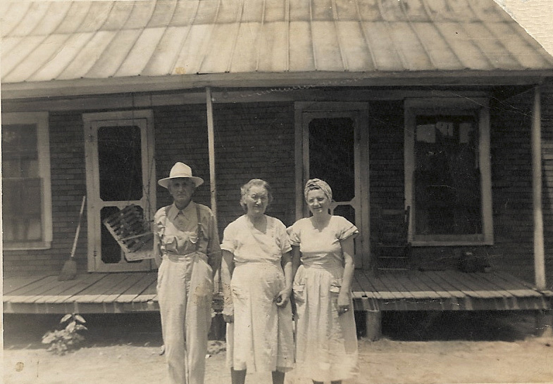Clint Randal Wood (1885-?), Bessie Florence Cole (1885-1956) and daughter Ola Marie 